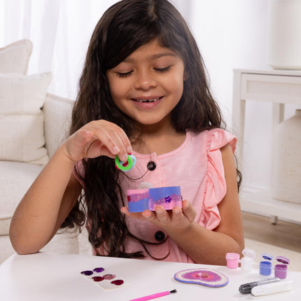 Melissa & Doug Kit de manualidades para decorar tu propia caja de madera con forma de corazón