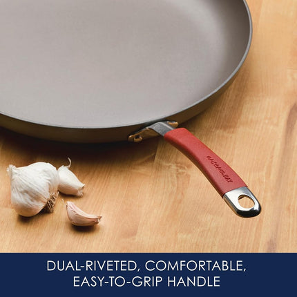 Sartén antiadherente Rachael Ray Cucina de aluminio anodizado de 14 pulgadas con mango auxiliar, gris con mangos rojo arándano