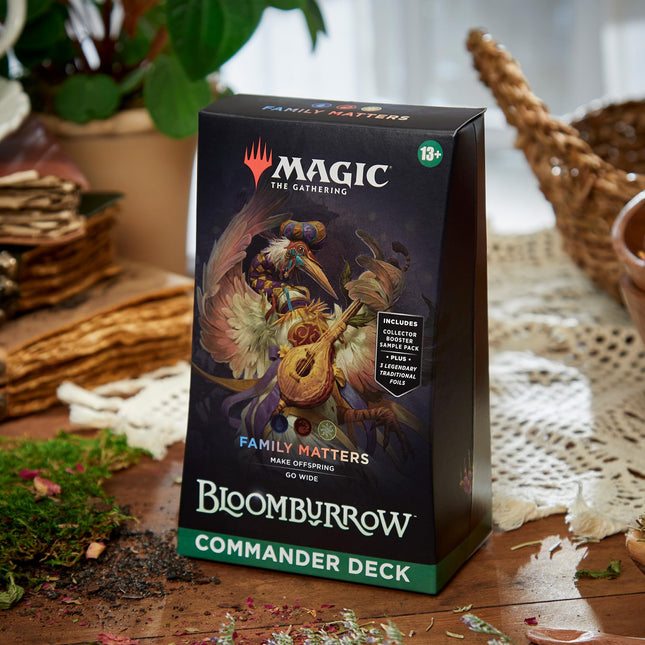 Magic: The Gathering Mazo Commander de Bloomburrow - Lazos Familiares (Mazo de 100 Cartas, Paquete de Muestra de Sobres de Coleccionista de 2 Cartas + Accesorios) (Versión en Inglés)