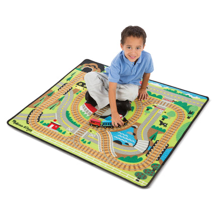 Melissa & Doug Tapis de jeu Circuit de train avec 3 wagons de train en bois à assembler (39 x 36 po, emballage facile à ouvrir)