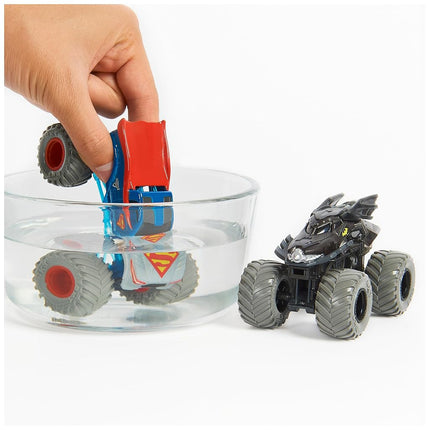 Monster Jam, Camions Monster Die-Cast Changent de Couleur, Officiel Batman contre Superman, Échelle 1:64