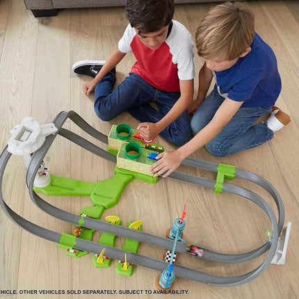 Hot Wheels Mario Kart Circuit Lite Track Set with 1:64 Scale Die-cast Kart Vehicle and Track for Ages 3 and Above
