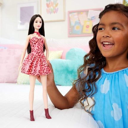 Muñeca Barbie Fashionistas #246 con cabello negro, vestido sin tirantes con estampado de leopardo rosa con accesorios como collar de corbata y botas, JJN59