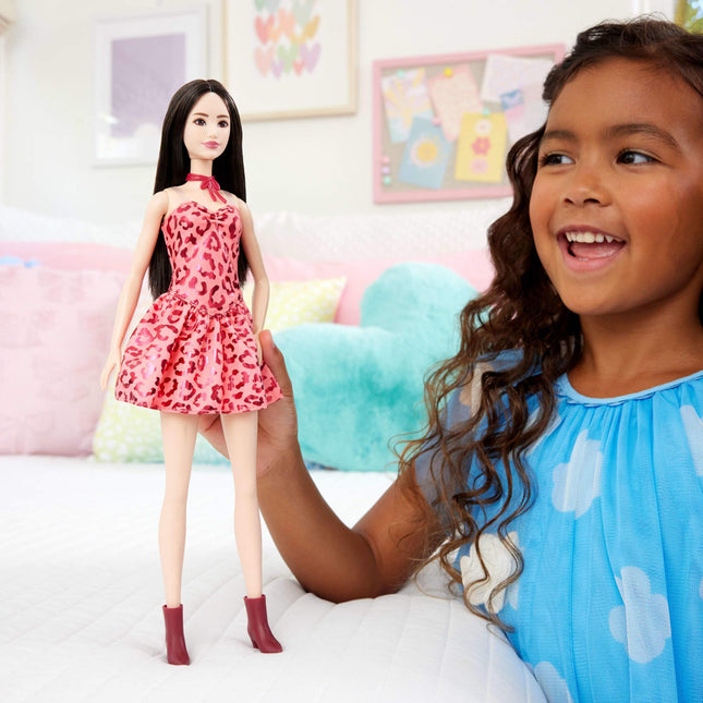 Poupée Barbie Fashionistas n° 246 avec cheveux noirs, robe bustier rose à imprimé léopard avec accessoires comme un collier à cravate et des bottes, JJN59