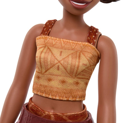 Mattel Disney Moana 2 Muñeca de Moda Loto con 2 Accesorios, Atuendo Removible con Cinturón y Hacha, Inspirada en la Película