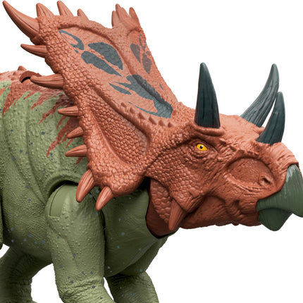 Mattel Jurassic World Strike Attack Juguete de dinosaurio con acción de ataque único y articulaciones móviles, la figura de acción de Chasmosaurus incluye juego digital