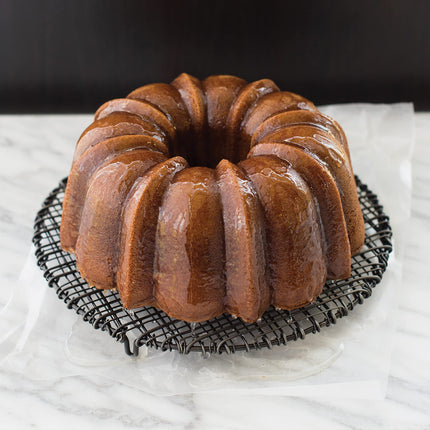 Nordic Ware 50148 12-Cup Pan Original Cast Aluminium, Bundt Tin with Fluted Pattern, Cake Mould Made in The USA, 2.8 liters, Bronze