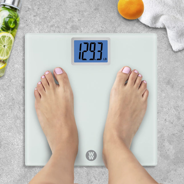 Báscula para pesar de Weight Watchers by Conair, báscula digital de baño en blanco