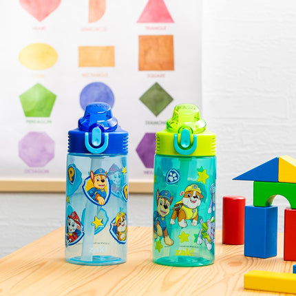 Gourde Zak Designs Pat' Patrouille pour enfants, pour l'école ou les voyages, bouteille d'eau en plastique durable de 473 ml avec paille, poignée et couvercle de bec verseur anti-fuite et rétractable, lot de 2 (Chase et ses amis)