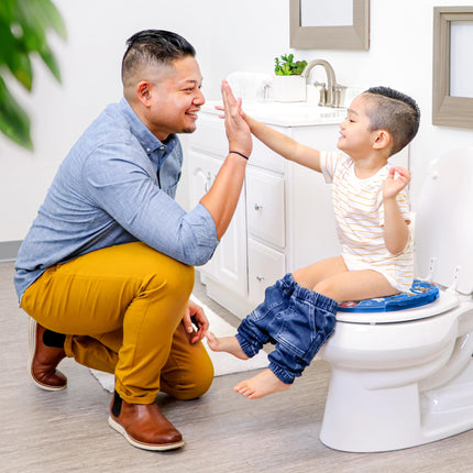 Disney Mickey Mouse Amigos Jugando Asiento Reductor de Inodoro y Asiento de Entrenamiento para el Orinal - Cojín Suave, Entrenamiento para ir al Baño del Bebé, Seguro, Fácil de Limpiar