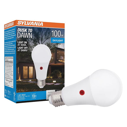 Foco LED Sylvania Dusk to Dawn A21 con sensor de luz de encendido/apagado automático, 100W=13W, 1500 lúmenes, 5000K, luz diurna - 1 paquete (41291)