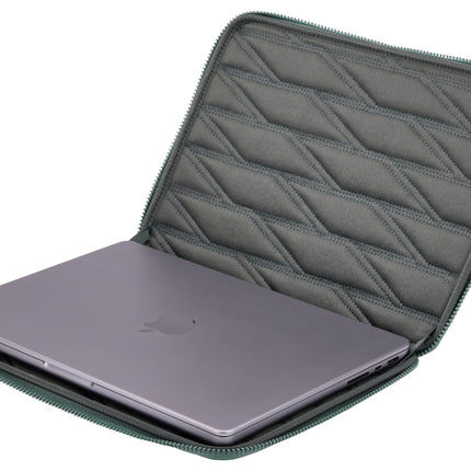 Thule MacBook 14 inch protective case - Hard outer protection - Padded interior to prevent scratches and damage - Use in case