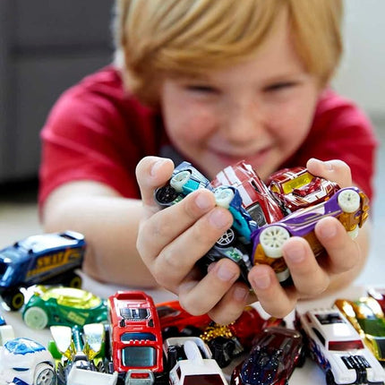 Coffret Hot Wheels de 50 véhicules à l'échelle 1:64 emballés individuellement (styles assortis, un ensemble aléatoire), cadeau pour les collectionneurs et les enfants de 3 ans et plus, V6697