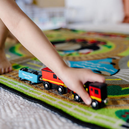 Melissa & Doug Tapis de jeu Circuit de train avec 3 wagons de train en bois à assembler (39 x 36 po, emballage facile à ouvrir)