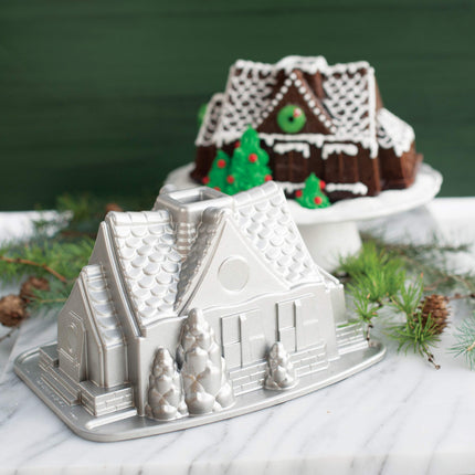 Nordic Ware Moule à Bundt Maison en Pain d'Épices, Moule à Gâteau Bundt en Aluminium de Noël, Moule à Gâteau Bundt avec Motif, Moule à Gâteau, Couleur : Argent