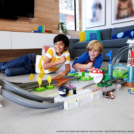 Hot Wheels Mario Kart Circuit Track Set with 1:64 Scales Die Cast Kart replica, Ages + and above, HFY15