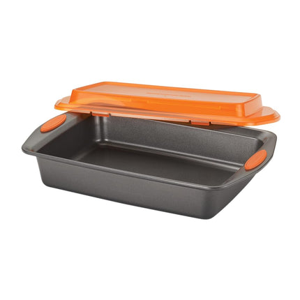 Rachael Ray Molde para hornear antiadherente de 9 x 13 pulgadas con tapa, gris con tapa y asas naranjas