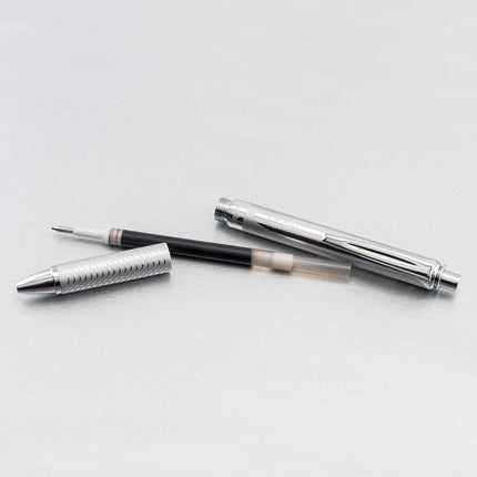 Bolígrafo de gel Pentel EnerGel Alloy RT, punta metálica mediana, cuerpo plateado, tinta negra, 1 unidad (BL407BP)