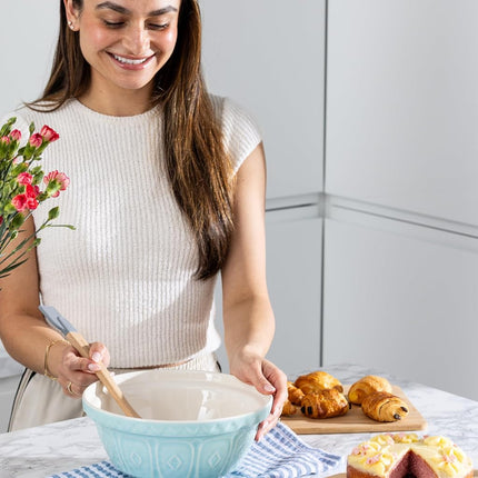 Mason Cash Colour Mix Powder Blue Mixing Bowl | 2 Litre Capacity | 24cm Earthenware Bowl with Classic Pattern Design | Lightweight & Dishwasher Safe | Ideal for Pastry, Cakes, Cookies & Family Baking