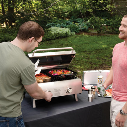 Parrilla de gas propano portátil de mesa Cuisinart Chef's Style con quemadores dobles (20,000 BTU en total), parrilla pequeña de acero inoxidable para acampar, portones traseros y barbacoas (CGG-306C)