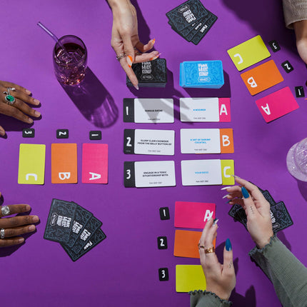 Juego Fork Milk Kidnap de Hasbro Gaming para adultos | Un juego de fiesta para adultos con decisiones cuestionables | Edades 17+ | Para 3 a 10 jugadores | Divertidos juegos de cartas NSFW
