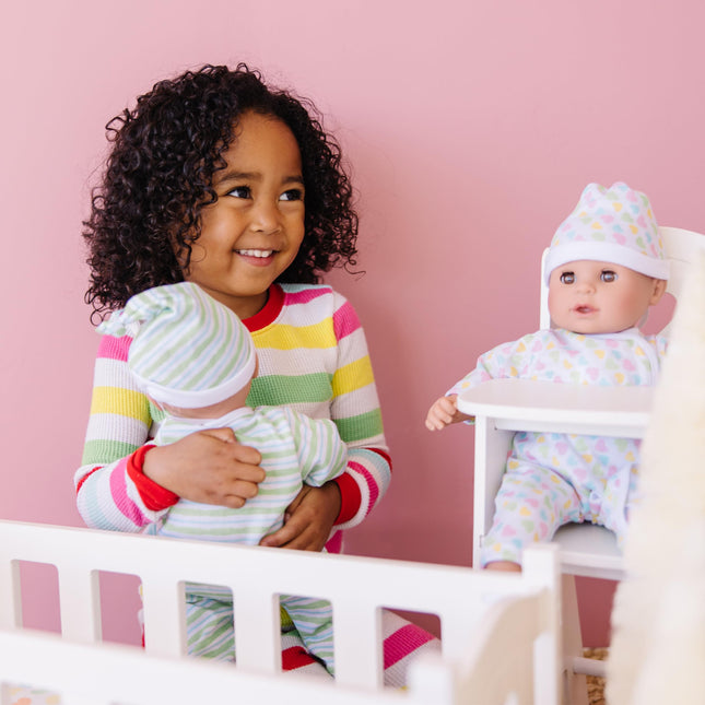 Melissa & Doug Mine to Love Gemelos Sebastian y Sofía Muñecos Bebés Niño y Niña de 38 cm con Piel de Tono Medio con Peleles, Gorros, Chupetes
