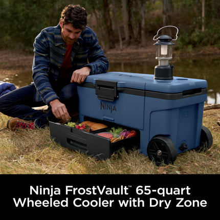 Ninja | Nevera | Nevera FrostVault 65QT con ruedas | Aislada con cajón de almacenamiento seco a temperatura | Mantiene el hielo frío durante días | Para la playa, camping, picnics y más | Azul Lakeshore | FB265BL