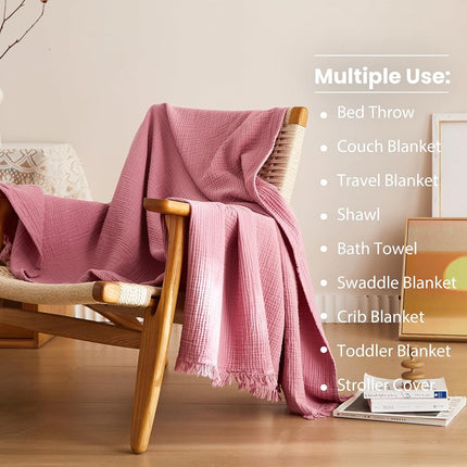 Couverture en mousseline de coton Simple&Opulence, 4 couches pour lit, canapé, couverture tissée en gaze avec pompons, douce, légère, douillette, prélavée, respirante, décoration de ferme pour toutes les saisons (rose poudré)