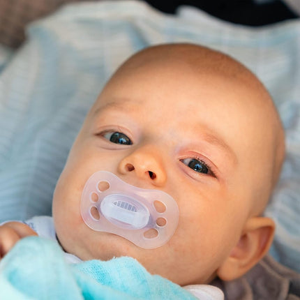 Sucette Medela Baby | Nouveau-né 0-2 Mois | Lot de 2 | Comprend un étui de stérilisation | Sans silicone et sans BPA | Favorise la succion naturelle | Transparente