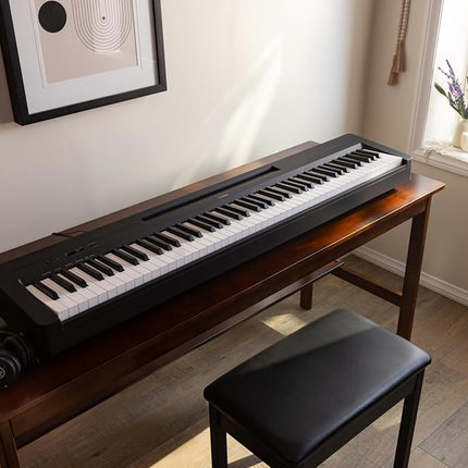 Yamaha, piano digital de 88 teclas con contrapeso, Sound Boost, diseño compacto, teclado, atril y pedal para práctica en casa o viajes (P143B)