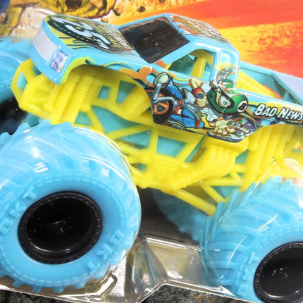 Monster Jam Official 1:64 Scale Diecast Truck 2-Pack Series 33 Blue Thunder vs Bad News Travels Fast