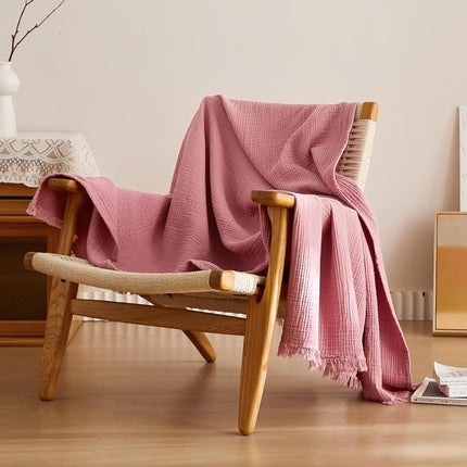 Couverture en mousseline de coton Simple&Opulence, 4 couches pour lit, canapé, couverture tissée en gaze avec pompons, douce, légère, douillette, prélavée, respirante, décoration de ferme pour toutes les saisons (rose poudré)