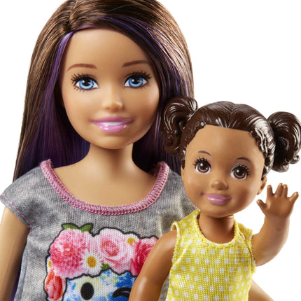 Barbie Skipper Canguro - Set de juego, muñeca Skipper morena con muñeca bebé, cochecito de bebé y accesorios, juguetes para niños de 3 años en adelante, dos muñecas, FJB00