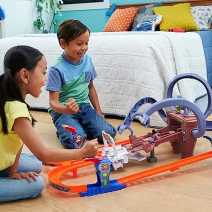 Hot Wheels RacerVerse Spider-Man’s Web-Slinging Speedway Track Set with Hot Wheels Racers Spider-Man & Black Panther, Multi-Lap Race to Escape Doc Ock, HTM08