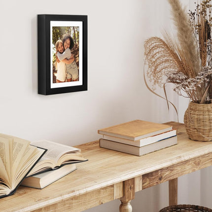 Cadre photo Americanflat 6x8 avec verre incassable - Utilisation comme cadre 5x7 avec passe-partout ou 6x8 sans passe-partout - Collection Soho - Cadre mouluré profond de style galerie pour exposition sur table et murale - Noir