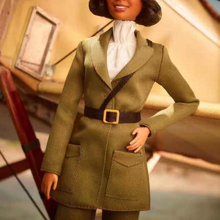 Muñeca Barbie de Mujeres Inspiradoras, Bessie Coleman Coleccionable Vestida con Traje de Aviadora con Casco y Gafas