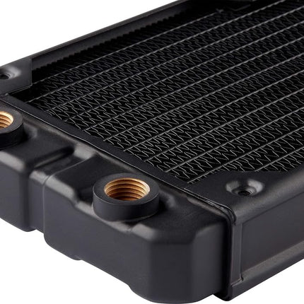 Radiador de refrigeración por agua Corsair Hydro X Series, XR5 de 360 mm (soportes triples para ventiladores de 120 mm, fácil instalación, construcción de cobre de primera calidad, poliuretano, guías integradas para tornillos de ventilador), negro