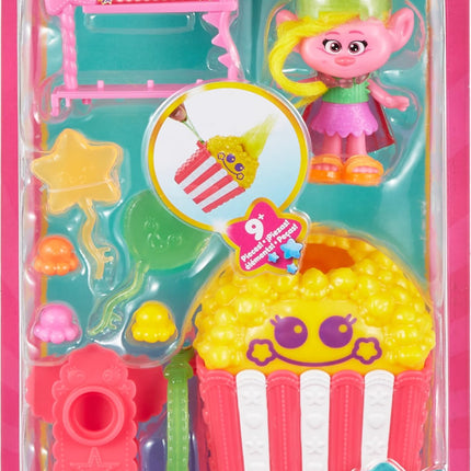 Mattel DreamWorks Trolls Fun Fair Surprise Feria de la Diversión, Muñeca Pequeña y 10 Accesorios, Tema de Palomitas de Maíz de Carnaval con Viva