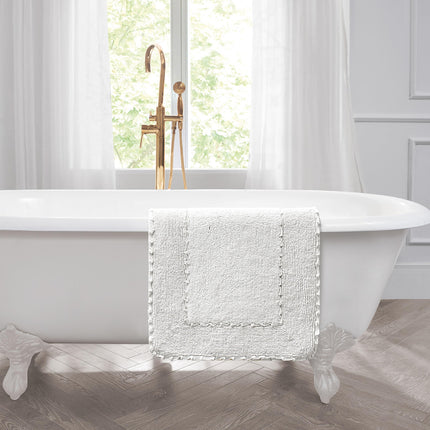 Juego de 2 alfombras de baño de algodón con volantes Laura Ashley, blancas