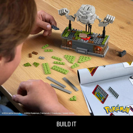 Juego de construcción MEGA Pokémon, Geodude con minimovimiento y 343 piezas, 12.7 cm de alto, brazos y boca móviles, coleccionable para adultos, HWR79