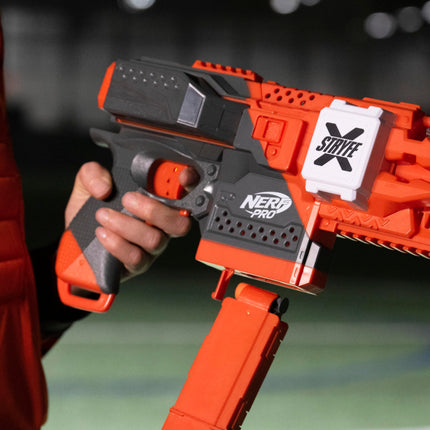 Lanzador semiautomático NERF Pro Stryfe X de dardos, batería recargable LiPo, 30 dardos AccuStrike de media longitud, cargador de 15 dardos, 150 FPS, gafas, 14+ (exclusivo de Amazon)