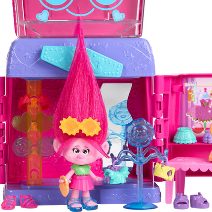 Mattel DreamWorks Trolls Sorpresa de Feria Fabulosa Boutique de Moda con la Mini Muñeca de la Reina Poppy y 25 Accesorios