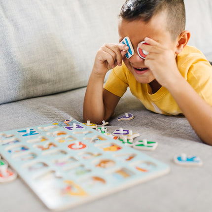 Puzle de clavijas de madera del abecedario de los clásicos de Disney de Melissa & Doug