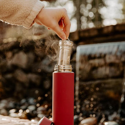 Vaso y taza de viaje multiusos de Here & Now Supply Co. | Botella de agua con infusor de té | Botella con infusión de frutas | Termo de café de acero inoxidable de doble pared para bebidas frías y calientes (rojo sagrado)