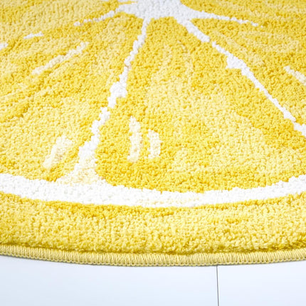 TOWN & COUNTRY PLAY Tapete de baño con forma de medio círculo de limón Citrus Slice, tapete de suelo absorbente con mechones, parte trasera antideslizante, lavable a máquina, amarillo, 34.7"x18.1"
