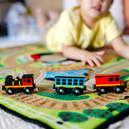Melissa & Doug Tapis de jeu Circuit de train avec 3 wagons de train en bois à assembler (39 x 36 po, emballage facile à ouvrir)