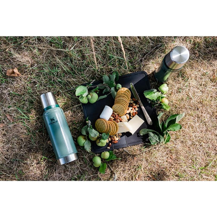 Stanley Classic Legendary Vacuum Bottle 1.0 qt Boca Ancha con Tapa de Taza Antifugas Mantiene las Bebidas Calientes o Frías Empacable para Viaje Botella Térmica Aislada de Acero Inoxidable sin BPA Negro 2.0