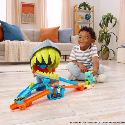 Hot Wheels City Shark Chomp Beach Playset & 1:64 Scale Toy Car