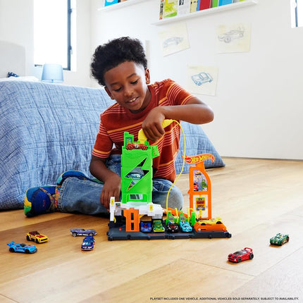 Hot Wheels Let's Race Netflix - City Super Recharge Fuel Station Playset with EV Chargers and 1:64 Scale Toy Car, HTN79
