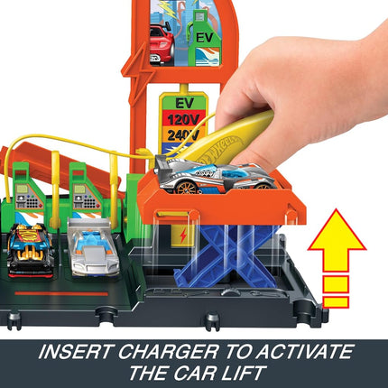 Hot Wheels Let's Race Netflix - City Super Recharge Fuel Station Playset with EV Chargers and 1:64 Scale Toy Car, HTN79